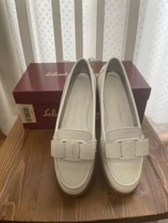 Salvatore Ferragamo VIVA モカシン　ホワイトローファーのサムネイル