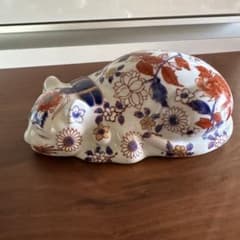 伊万里焼（有田焼）の「眠り猫」の陶器製フィギュリン - メルカリ