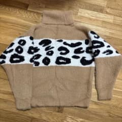 ヒョウ柄タートルネックセーターのサムネイル