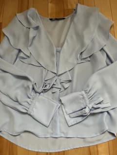 ZARA フリルブラウスのサムネイル