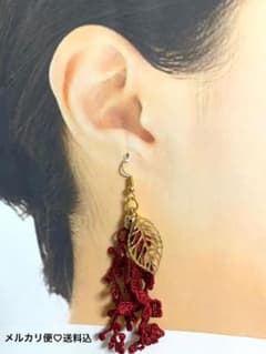 408.刺繍タッセルと葉っぱのピアス☆レッドのサムネイル