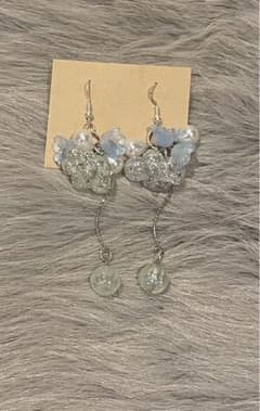 揺れるパールピアス　ブルーのサムネイル