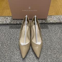 美品 FABIO RUSCONI ベージュエナメルパンプス 39 ヒール5cm - メルカリ