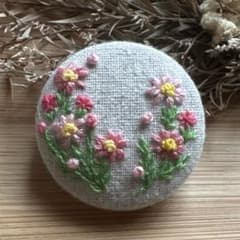 くるみボタン刺繍ブローチ ユキヤナギのブローチ handmade くるみボタン刺繍ブローチ ユキヤナギのブローチ handmade | Shop at