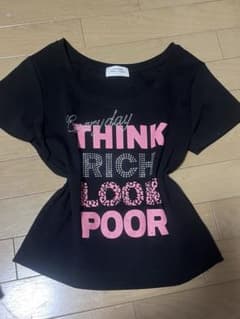 カジュアル 黒 半袖Tシャツ プリント入りのサムネイル