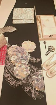 美品❇️手描友禅 刺繍 黒留め袖 比翼仕立て 5つ紋 フルセット - メルカリ