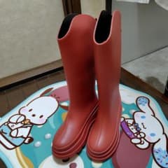 赤いラバー長靴 膝丈 レザーのバックル付きのサムネイル