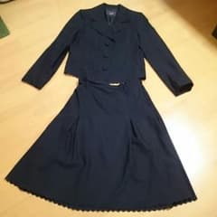 黒のスーツのサムネイル