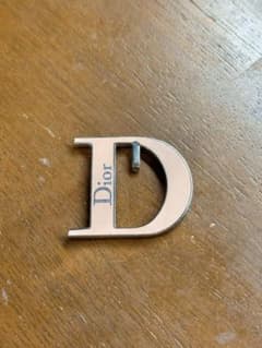 Dior ロゴ チャーム Dモチーフ　ピンクベージュ　ディオールのサムネイル