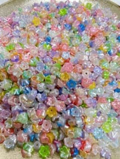 4番 小花 フラワー ビーズ おまけビーズ大量ありのサムネイル