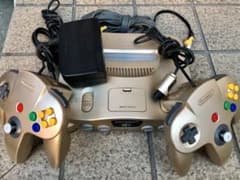 ニンテンドー任天堂64 ゴールド本体とコントローラー×2のサムネイル