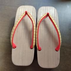 木製下駄 赤と黄色のストラップ