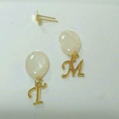 シェル風オーバル×イニシャルピアス イヤリングのサムネイル
