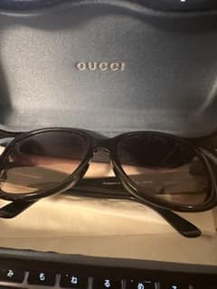 GUCCI サングラス 黒色フレーム ゴールドロゴのサムネイル