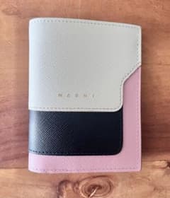 MARNI 二つ折り財布 黒×白×ピンク - メルカリ