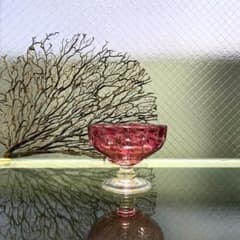骨董　時代ガラス　希少　金赤色吹雪変わり紋　手裏剣脚付　氷コップ１客 ウラン 骨董 時代ガラス 希少 金赤色吹雪変わり紋 手裏剣脚付 氷コップ1客