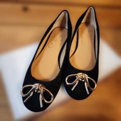 Fin リボン付きフラットシューズ ベージュ/ブラック AmiAmi [アミアミ] バレエシューズ セミスクエアトゥ レディース