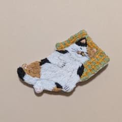 おやすみ三毛猫ちゃん刺繍ブローチのサムネイル