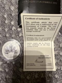カナダ メイプルリーフ銀貨 2012年 純銀 証明書付 - メルカリ