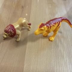【マクドナルド　ハッピーセット　アニア】　ライオンとティラノサウルスのサムネイル
