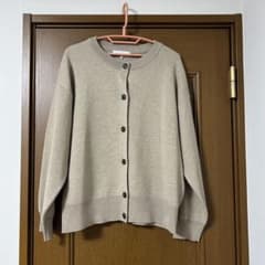 ベージュ ボタン付き カーディガンのサムネイル