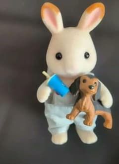 シルバニアファミリー ミニチュアダックスフンドを抱いた ショコラウサギ君