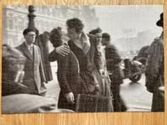 ロベール・ドアノー パリ市庁舎前のキス 1000ピースパズル 完成品 + パネル ジグソーパズル 1000ピース ロベール ドアノー パリ市庁舎前のキス