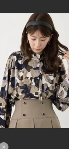 長袖 総柄シャツ ブラウスのサムネイル