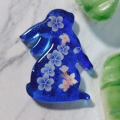 147.ブルー ウサギ型レジンヘアゴム - メルカリ