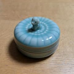 茶道具 高麗青磁香合 石峰作 菊型 犬の摘み 共箱、栞付き 新品未使用