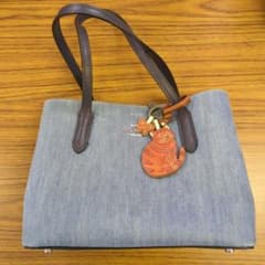 COACHデニムブルー トートバッグ 猫チャーム付きのサムネイル
