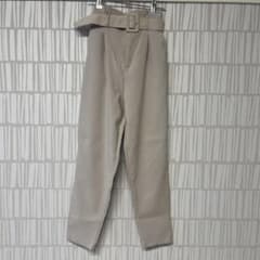 ベージュ系テーパードパンツ　ベルト付きのサムネイル