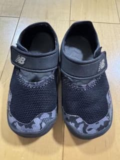 New Balance キッズ サンダル ブラック 13.5cmのサムネイル