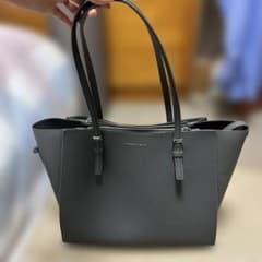 CHARLES & KEITH トートバッグのサムネイル