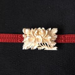アンティーク 花の彫りの帯留めのサムネイル