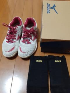 mizunoバレーシューズ22.5センチ 白ピンク&サポーター付きのサムネイル