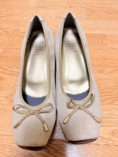 ベージュ スエード風 リボン付きパンプスのサムネイル