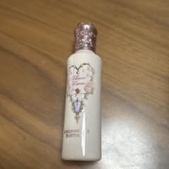 フラワーノーズ ミッドサマーフェアリーテイルズ リキッドコンシーラー VA03のサムネイル