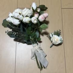 値下げ！ホワイト系薔薇ブーケ　ブートニアセットのサムネイル