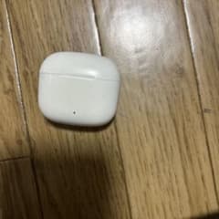 ホワイト充電ケースとブラックワイヤレスイヤホンセットのサムネイル