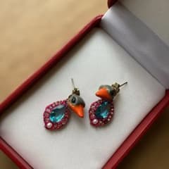 【希少】ハイブランド　ダチョウ　個性的　ピアス　美品のサムネイル