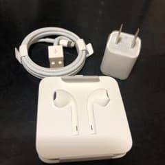 新品　iPhoneイヤホンと充電器のサムネイル