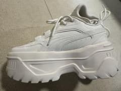 Puma 厚底ホワイトスニーカーのサムネイル