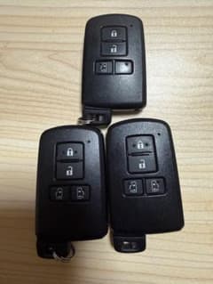 トヨタ純正 ヴォクシー スマートキー (4つボタン) 3個 送料込み - メルカリ