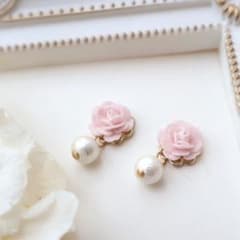 淡いピンクの薔薇とコットンパールのピアス/イヤリング｜大人かわいい 花のサムネイル