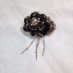 黒と金の花のコサージュのサムネイル