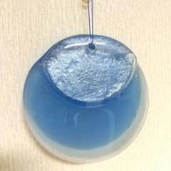 [皿立て付き]ブルー 気泡 ガラス製 オーナメント 壁掛け 丸型 13センチのサムネイル