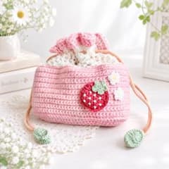 いちごとお花の手編み巾着ポーチ/ピンク ハンドメイド 巾着バッグ 小物
