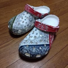クロックスcrocs　バンダナ柄サンダルのサムネイル
