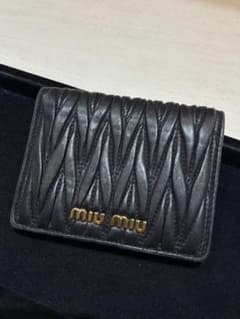 miu miu 定番二つ折り財布 ブラック色　保証書箱付きのサムネイル